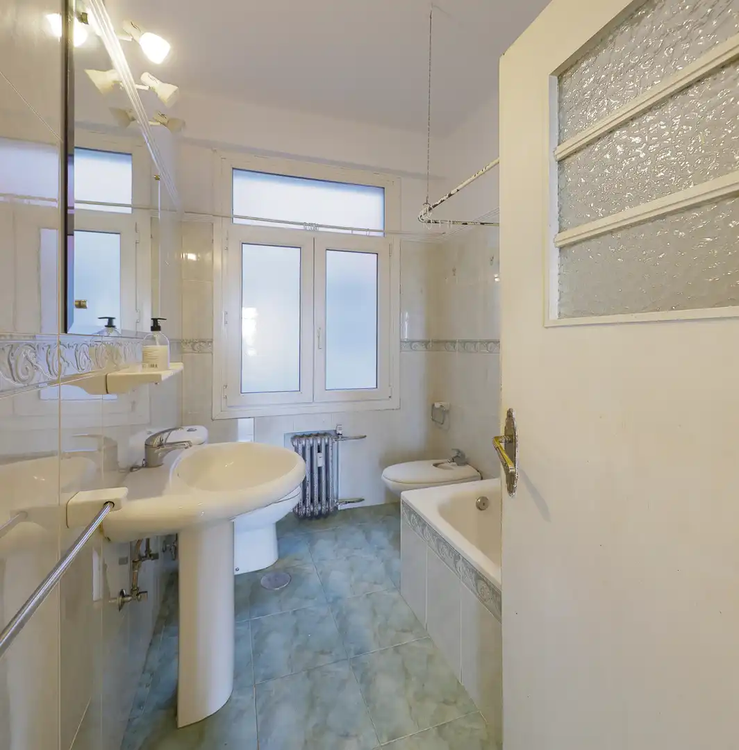 Bathroom of Flat for sale in Gijón   with Heating, Parquet flooring and Storage room