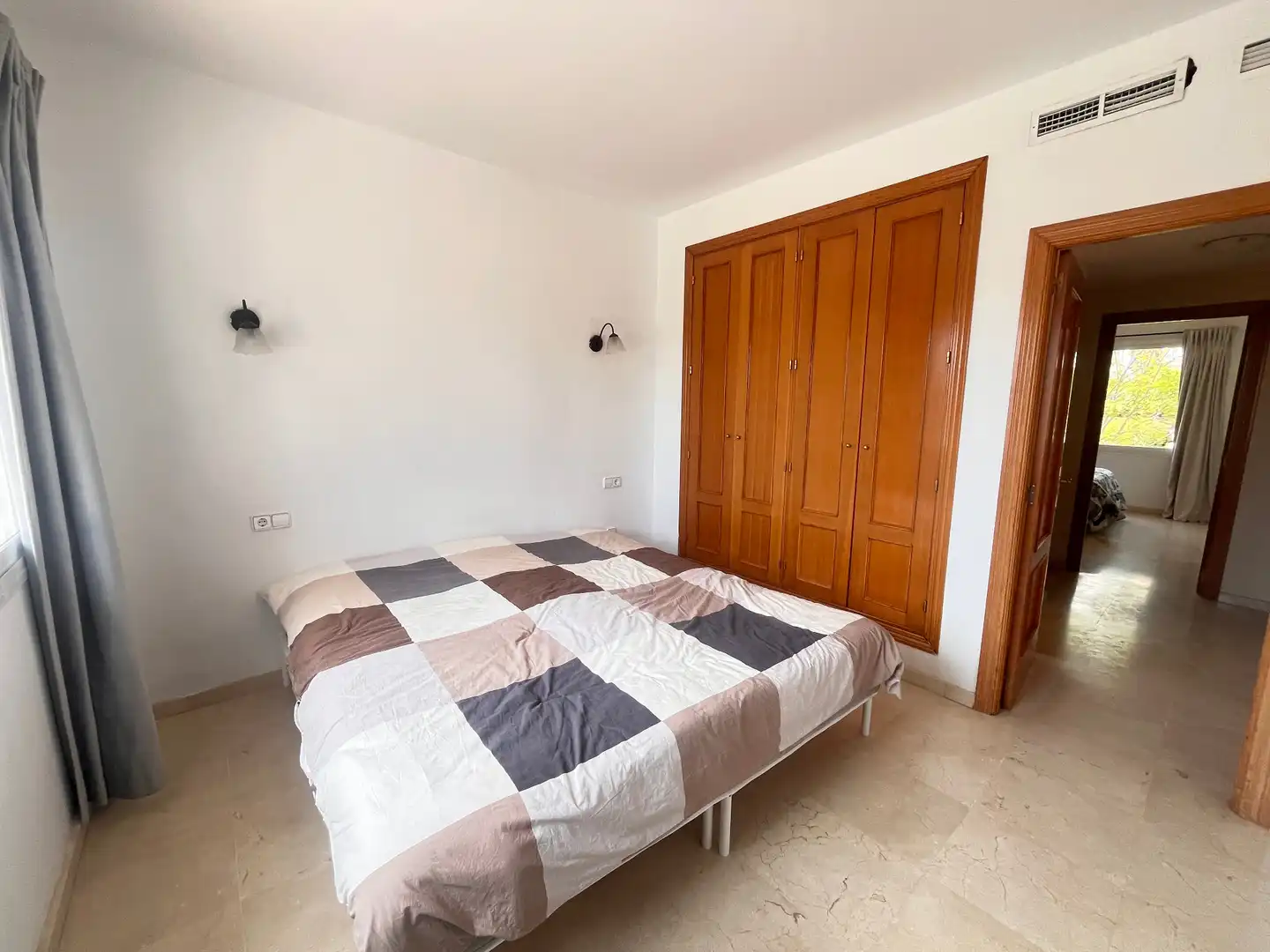 Dormitori de Casa adosada en venda en Marbella amb Jardí privat, Terrassa i Moblat