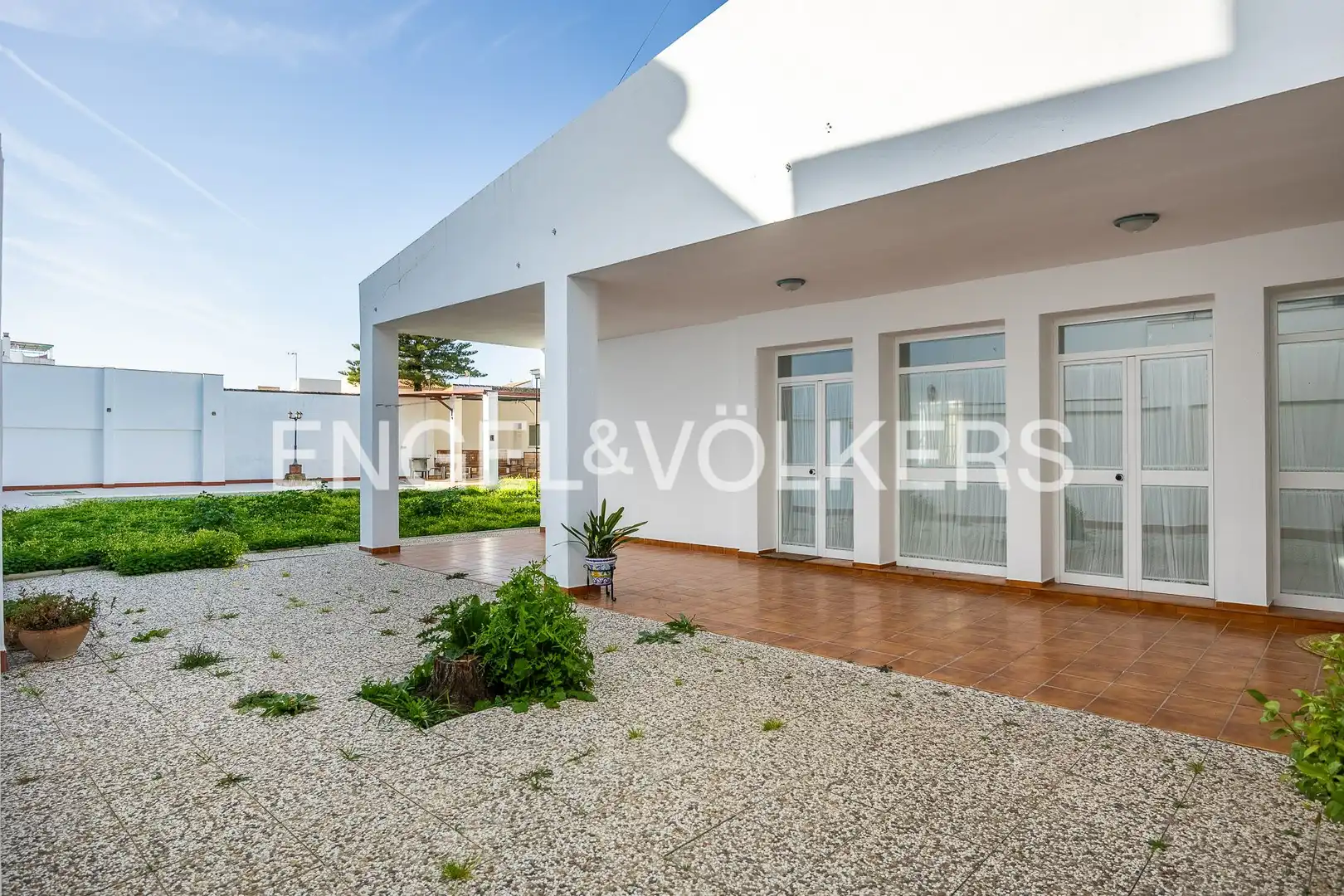 Vista exterior de Casa o xalet en venda en Albaida del Aljarafe amb Aire condicionat, Calefacció i Jardí privat