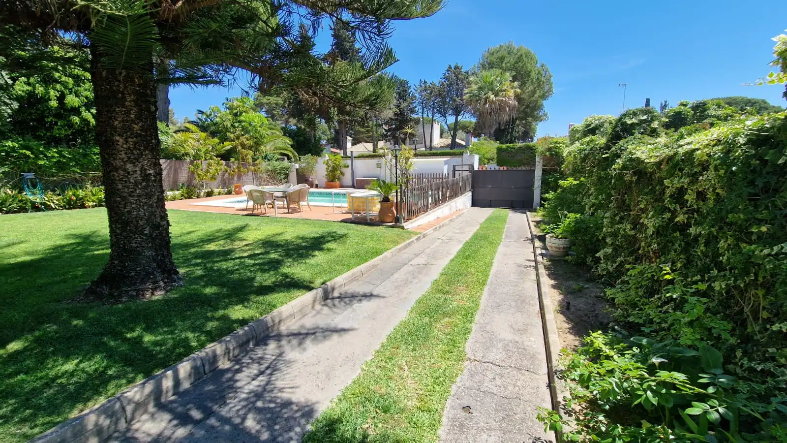 Garden of Detached homes for sale in El Puerto de Santa María  with Air Conditioner, Private garden and Storage room