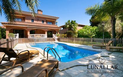 Vista exterior de Casa o xalet en venda en Gavà amb Aire condicionat, Terrassa i Piscina