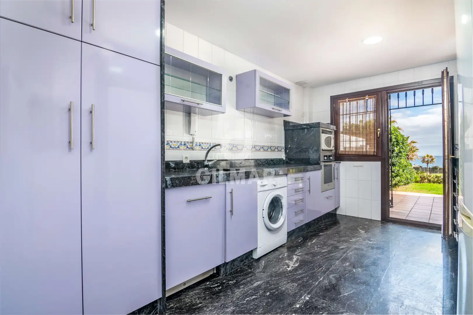 Küche von Einfamilien-Reihenhaus zum Verkauf in Manilva mit Heizung, Privatgarten und Schwimmbad
