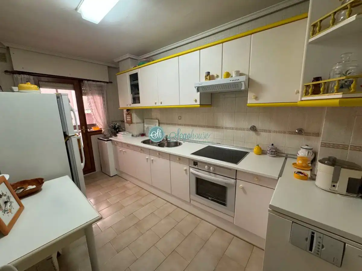 Cocina de Piso en venta en Segovia con Calefacción, Terraza y Trastero