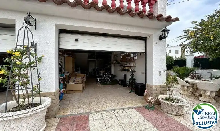 Casa adosada en venda a Montgrí