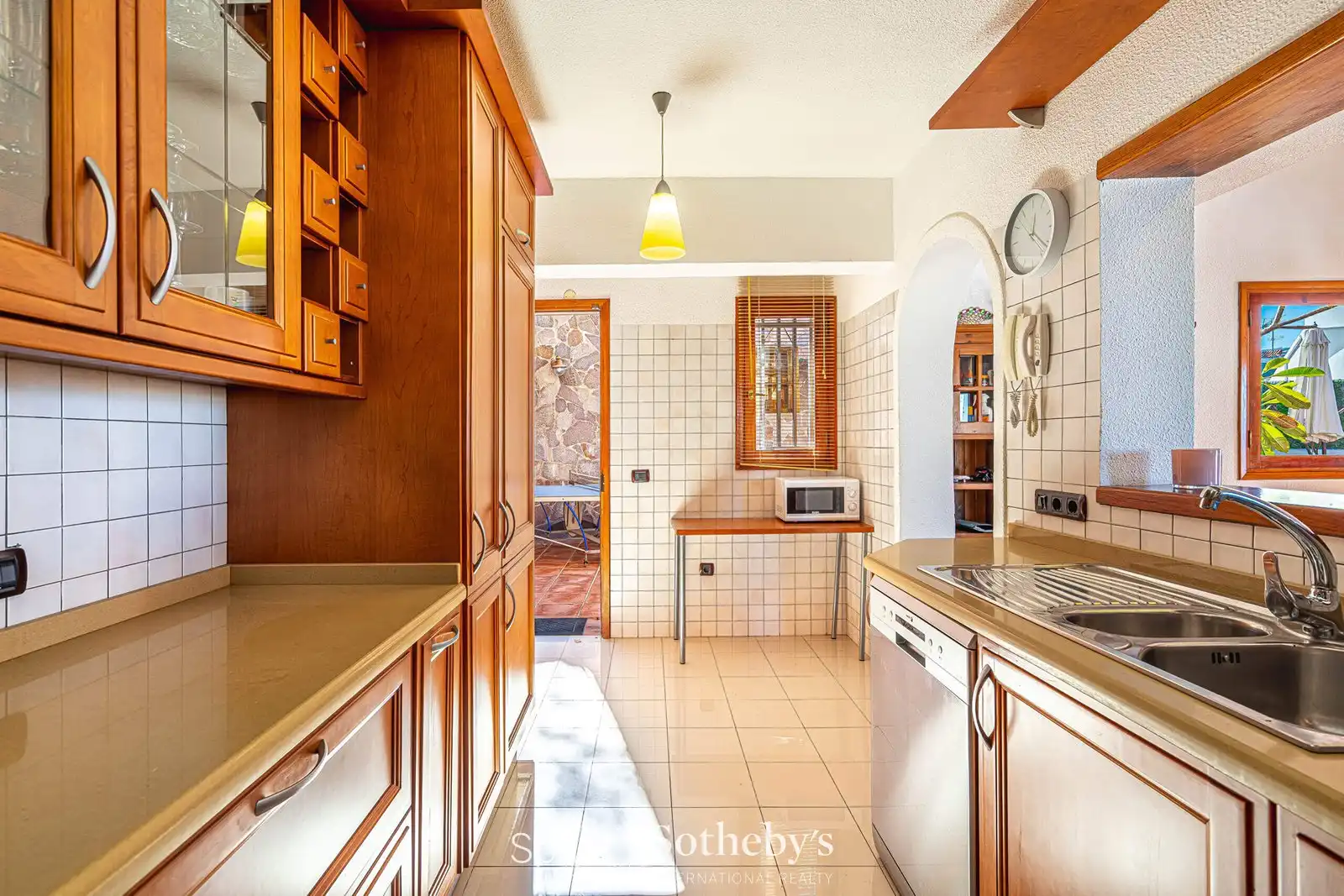 Cuina de Casa o xalet en venda en Adeje amb Aire condicionat, Jardí privat i Terrassa