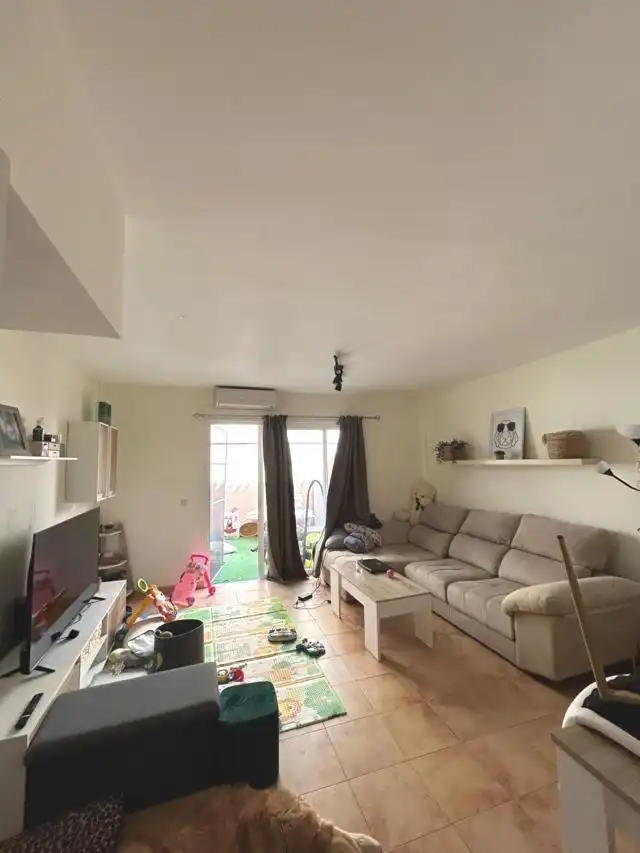 Sala d'estar de Casa adosada en venda en San Isidro