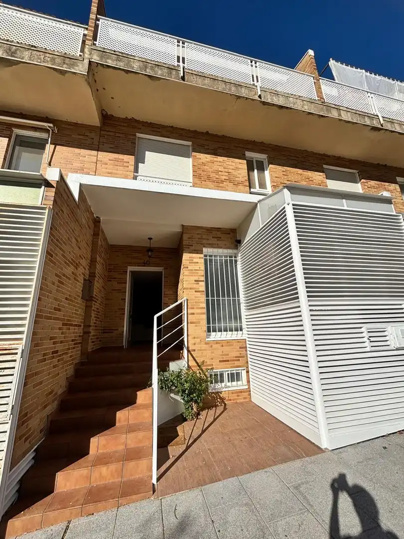 Vista exterior de Casa o xalet en venda en Cáceres amb Aire condicionat, Calefacció i Jardí privat