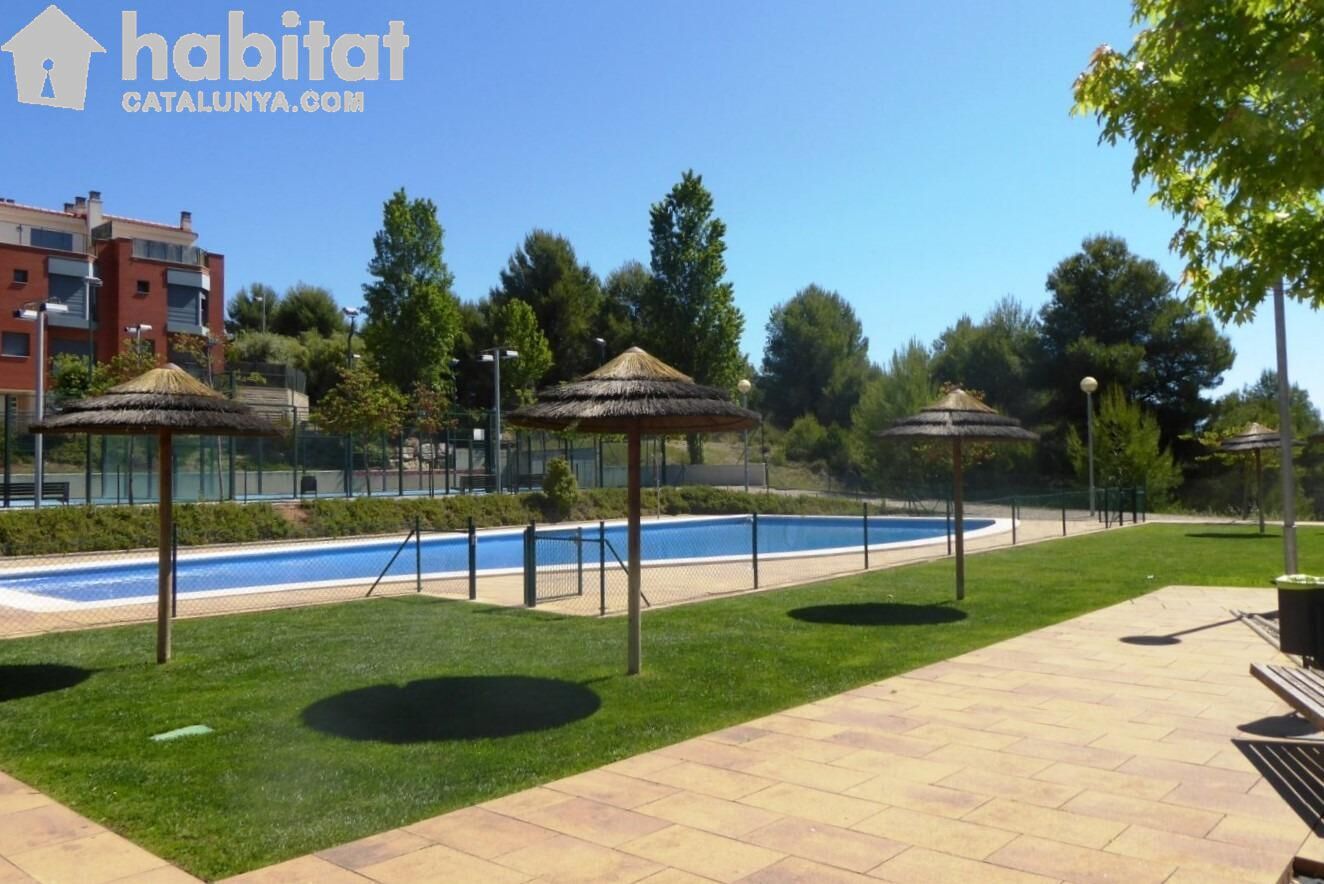Piscina de Casa adosada en venda en Sant Esteve Sesrovires amb Aire condicionat, Jardí privat i Terrassa