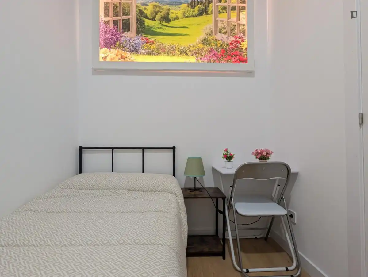 Dormitori de Apartament per a compartir en Madrid amb Moblat i Rentadora