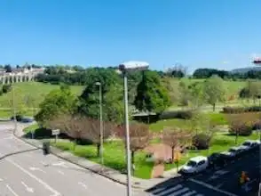 Vista exterior de Pis de lloguer en Gijón  amb Calefacció, Parquet i Moblat