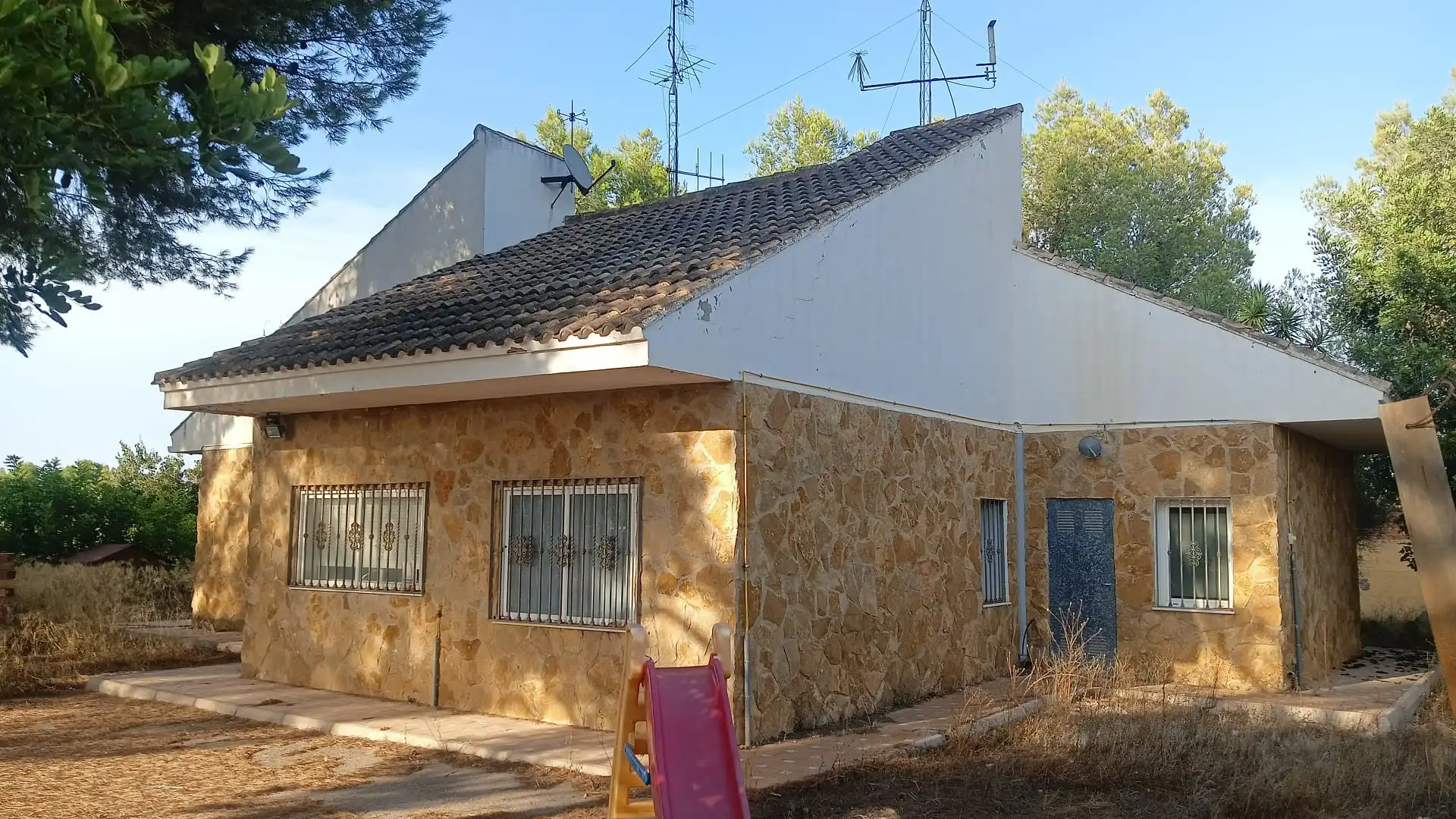 Vista exterior de Casa o xalet en venda en Riba-roja de Túria amb Terrassa i Piscina