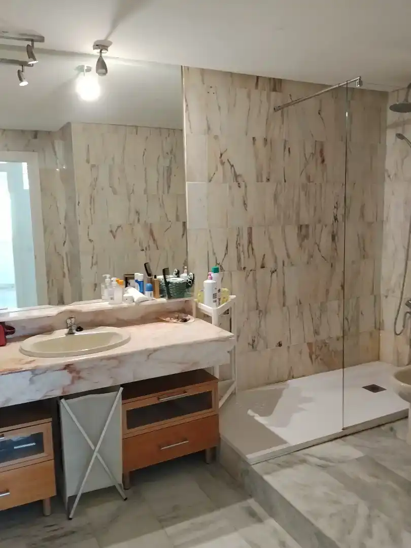 Badezimmer von Wohnungen zur Miete in Benalmádena mit Schwimmbad und Balkon