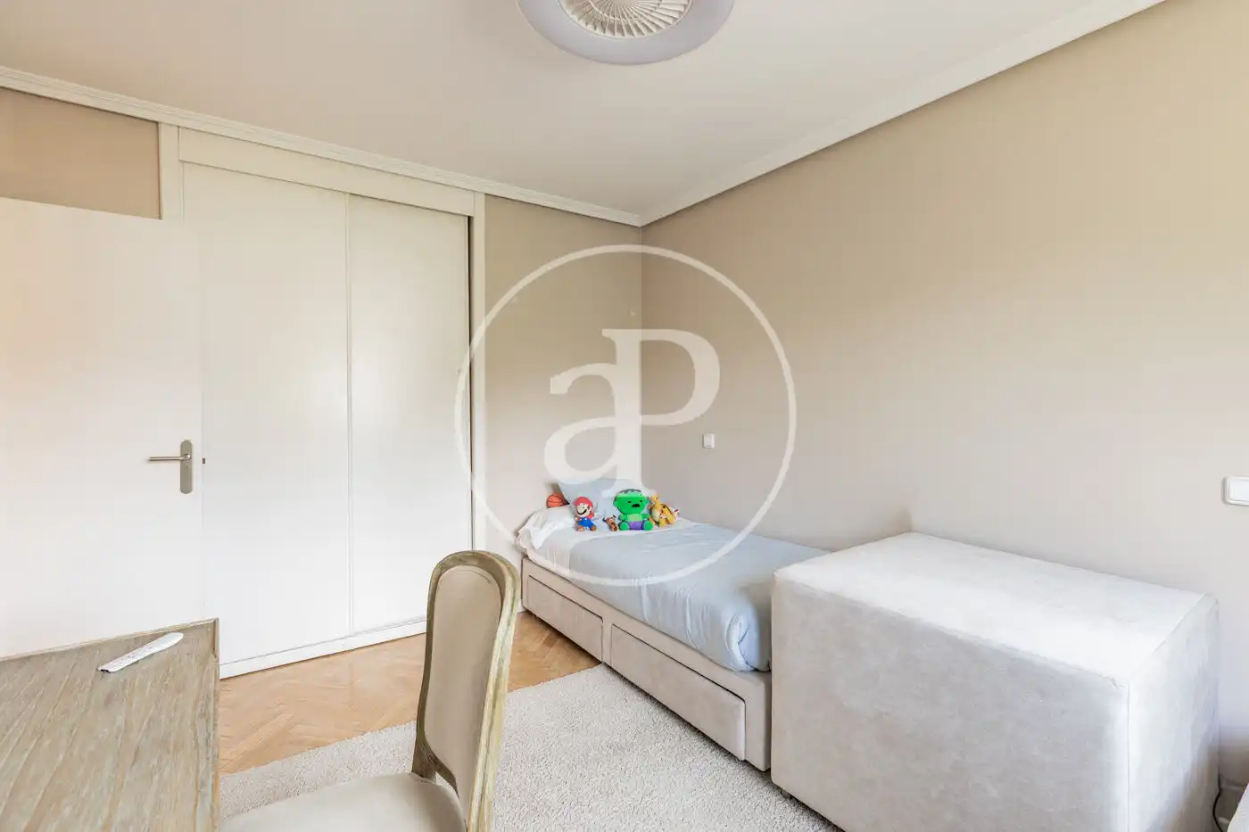 Habitación de Casa adosada en venta en Madrid con Aire acondicionado, Calefacción y Jardín privado