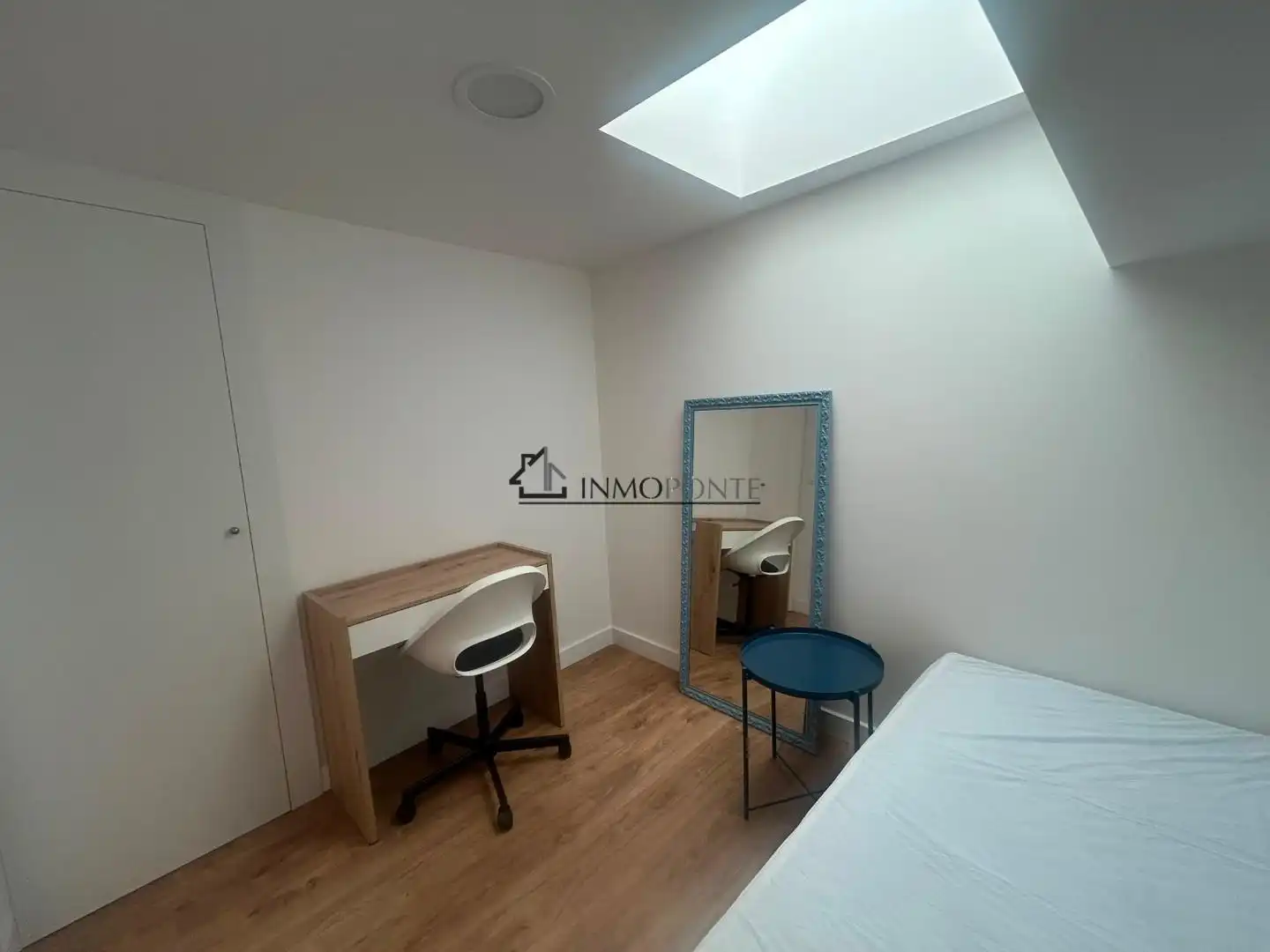 Schlafzimmer von Dachboden zur Miete in Pontevedra Capital  mit Heizung, Terrasse und Abstellraum
