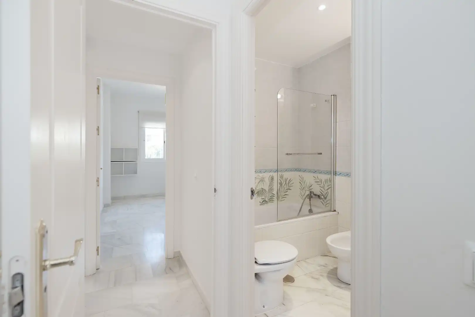 Badezimmer von Wohnung zum Verkauf in Marbella mit Klimaanlage, Heizung und Terrasse