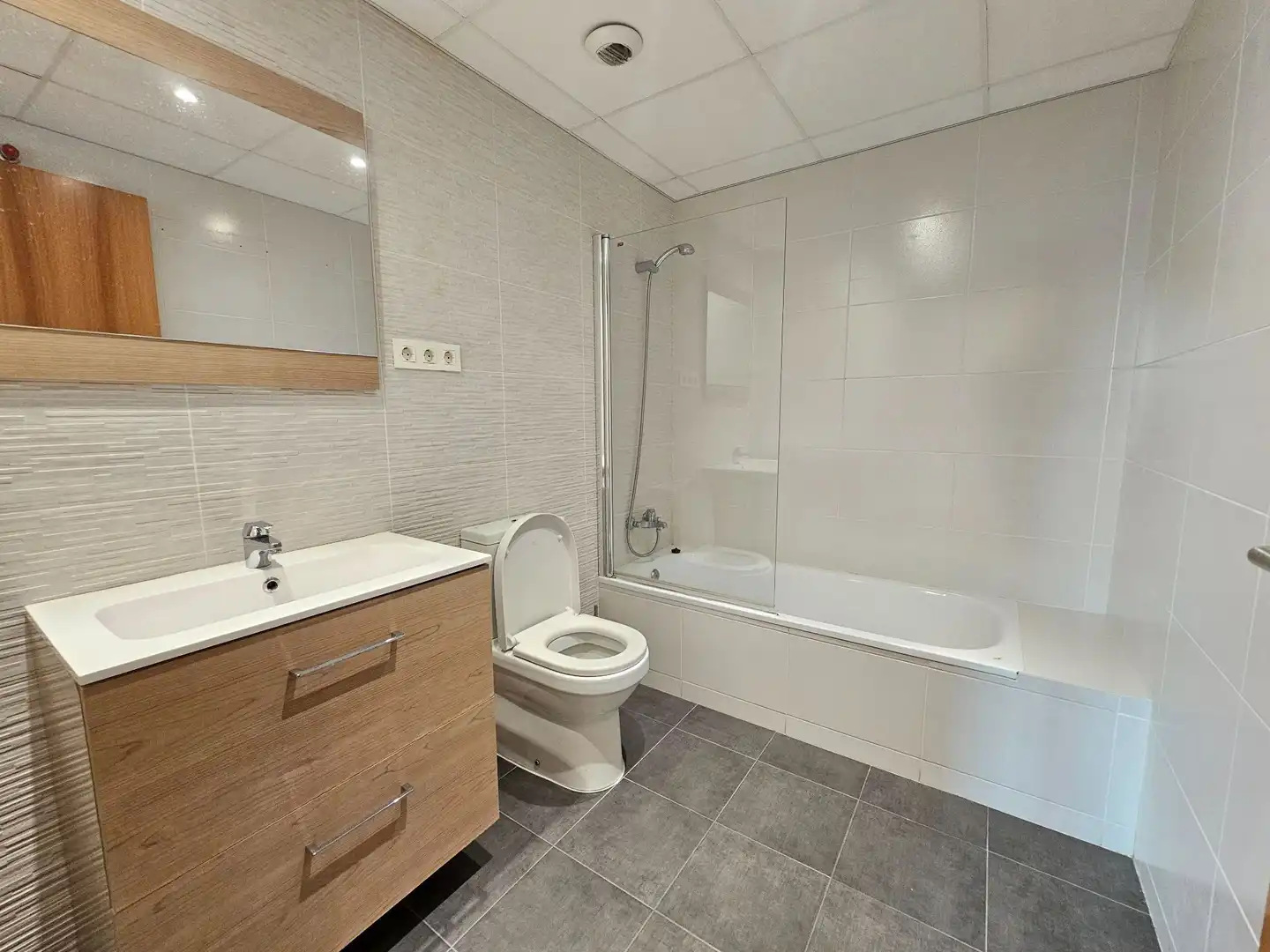 Bathroom of Flat for sale in Barcelona  with Air Conditioner, Heating and Terrace