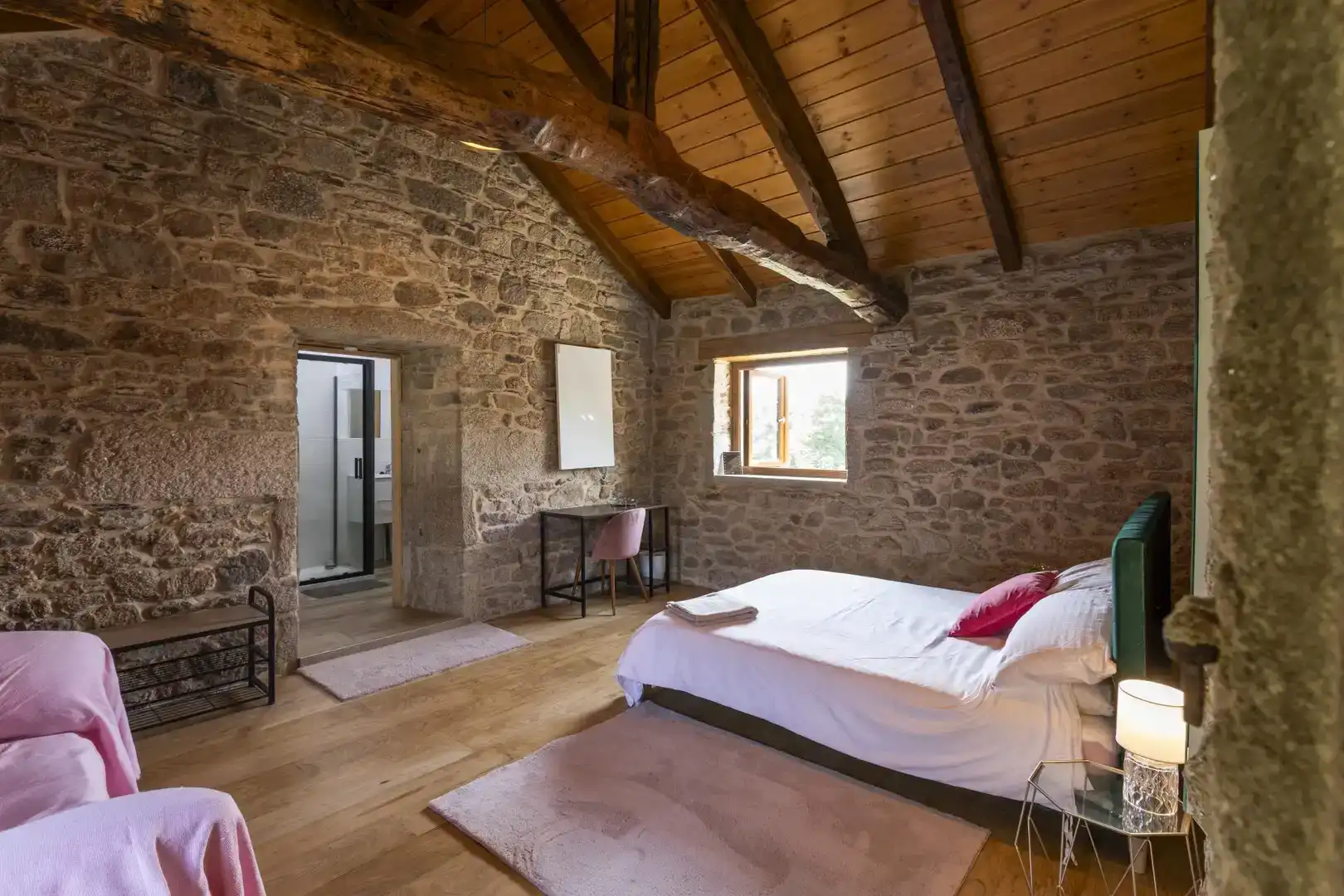 Schlafzimmer von Country house zur Miete in Friol mit Privatgarten, Abstellraum und Möbliert