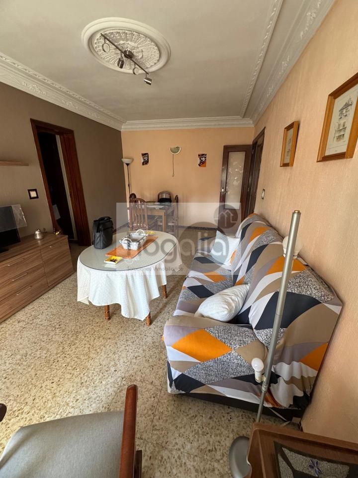 Sala d'estar de Pis de lloguer en  Sevilla Capital amb Aire condicionat, Terrassa i Moblat