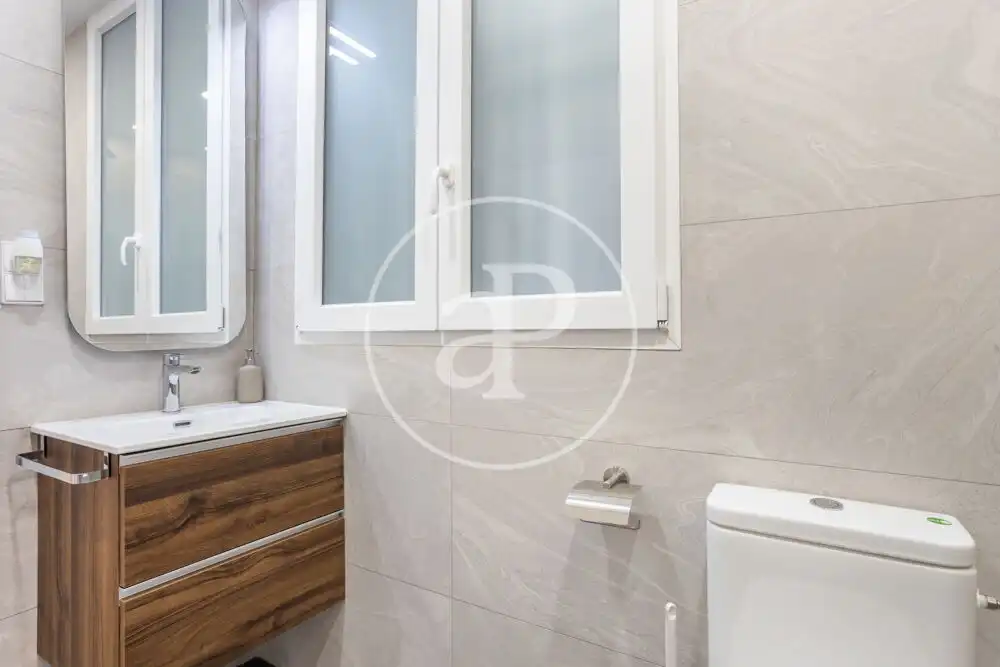 Badezimmer von Wohnung zur Miete in Valencia mit Klimaanlage, Heizung und Terrasse