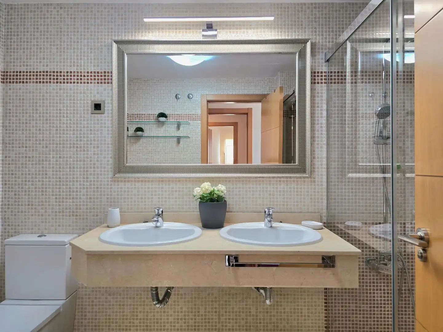 Baño de Apartamento de alquiler en Torremolinos con Aire acondicionado, Calefacción y Jardín privado