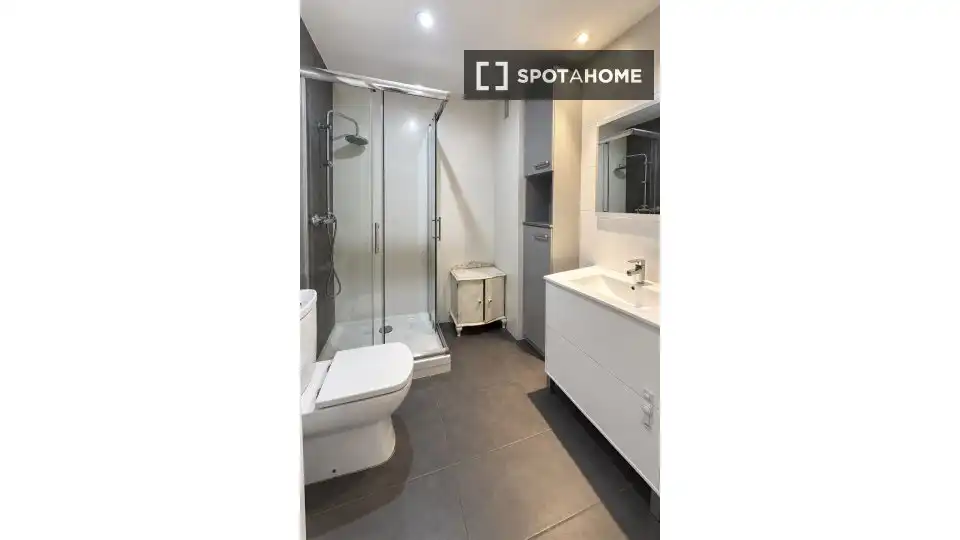 Badezimmer von Wohnung zur Miete in Fuencarral - El Pardo