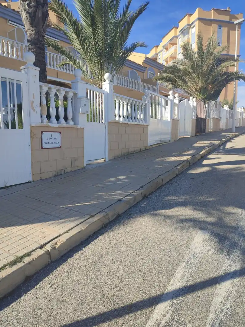 Parkplatz von Einfamilien-Reihenhaus zur Miete in Elche / Elx mit Privatgarten, Terrasse und Möbliert