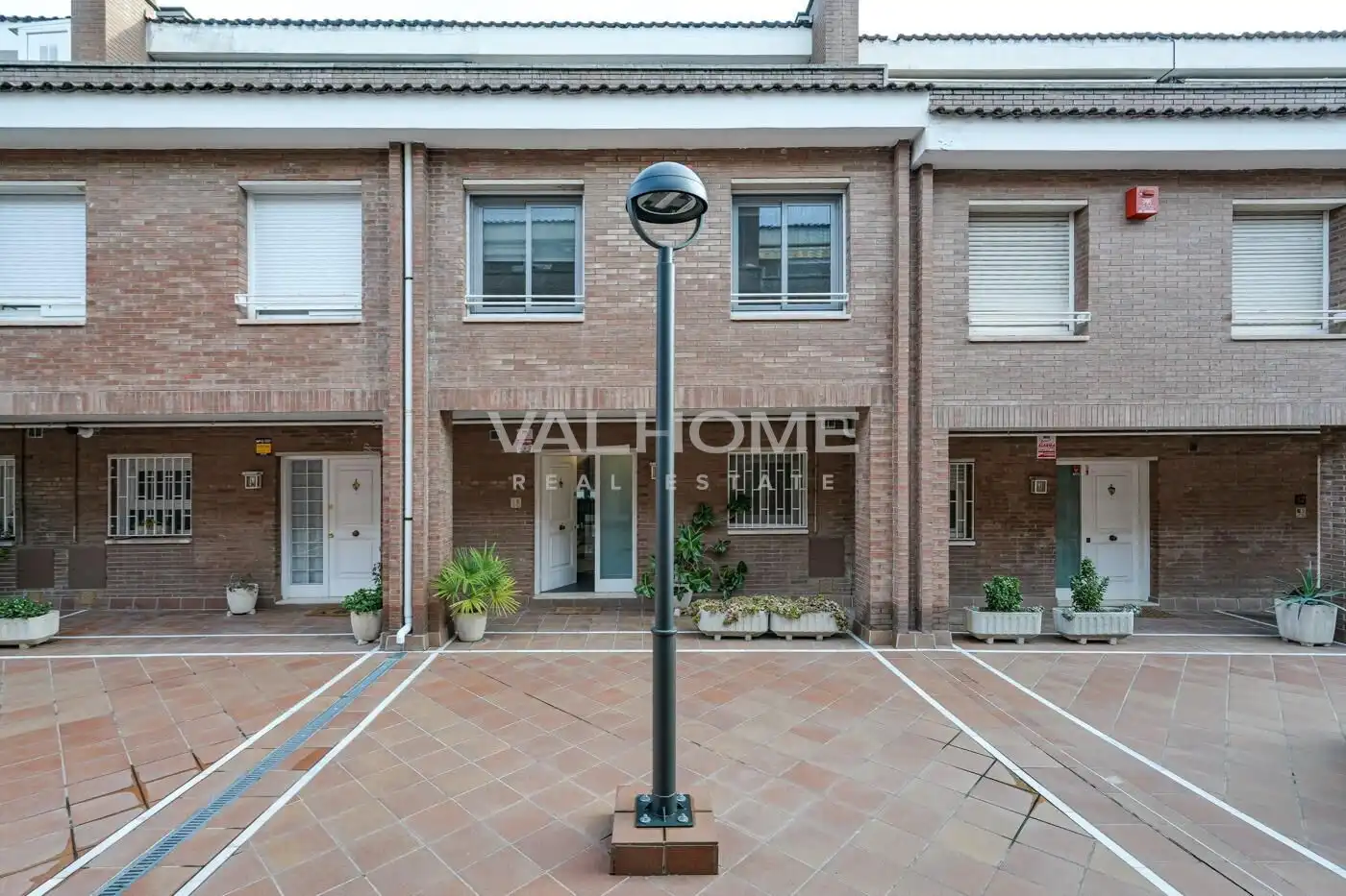 Außenansicht von Einfamilien-Reihenhaus zum Verkauf in Sant Cugat del Vallès mit Heizung, Privatgarten und Parkett