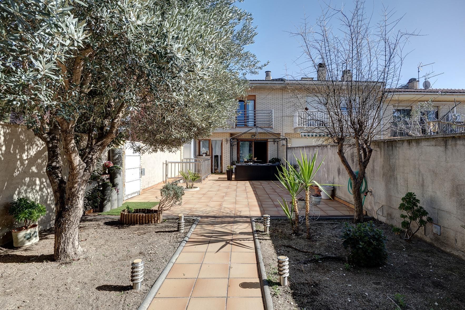Vista exterior de Casa o xalet en venda en Igualada amb Calefacció, Jardí privat i Terrassa