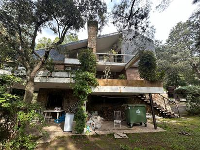 Vista exterior de Casa o xalet en venda en Torrelodones amb Terrassa, Piscina i Balcó