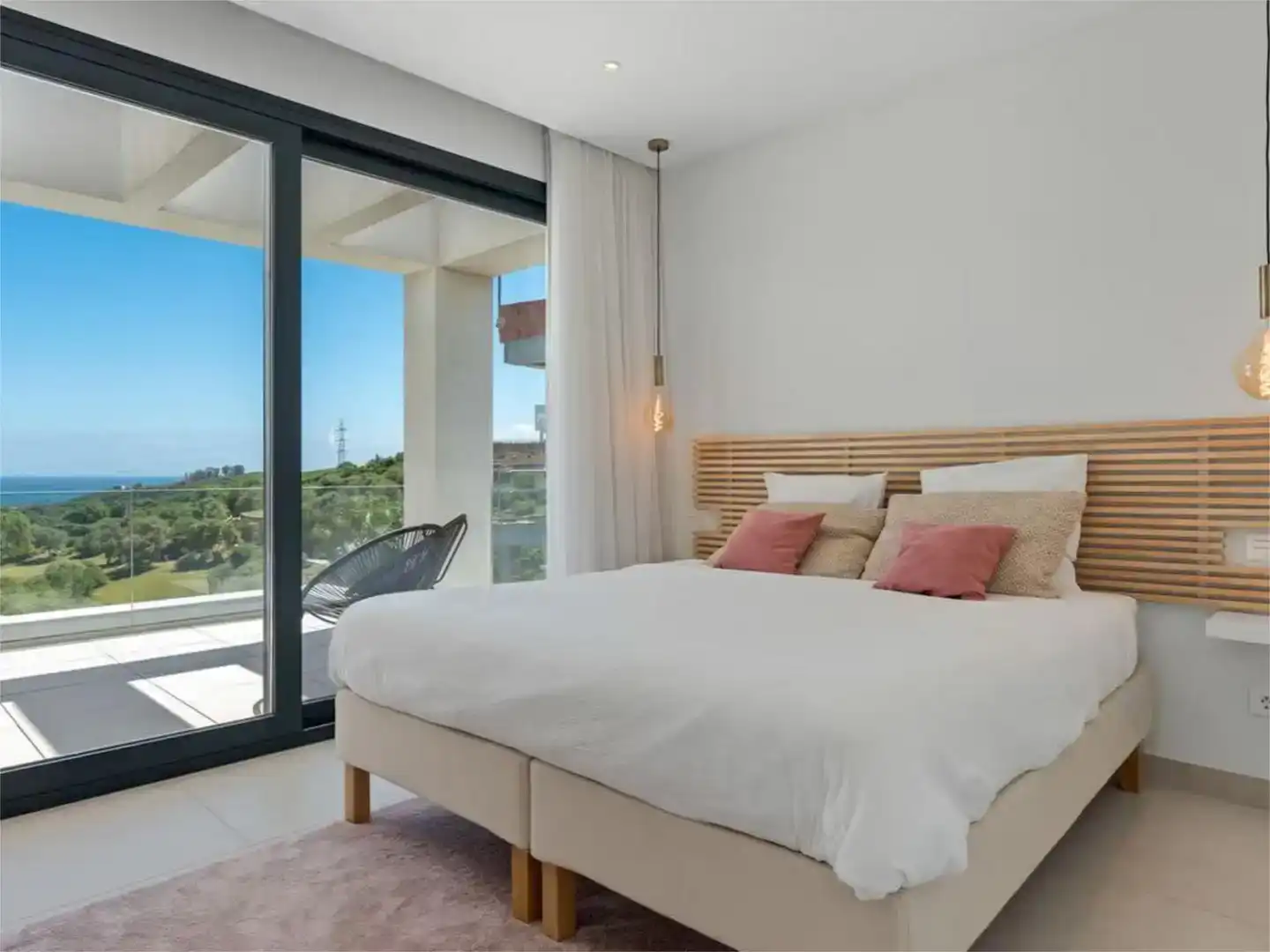 Dormitori de Casa adosada de lloguer en Estepona amb Aire condicionat, Jardí privat i Parquet