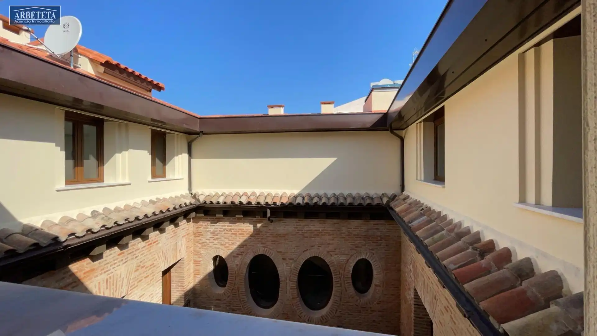Vista exterior de Pis en venda en Guadalajara amb Calefacció i Terrassa