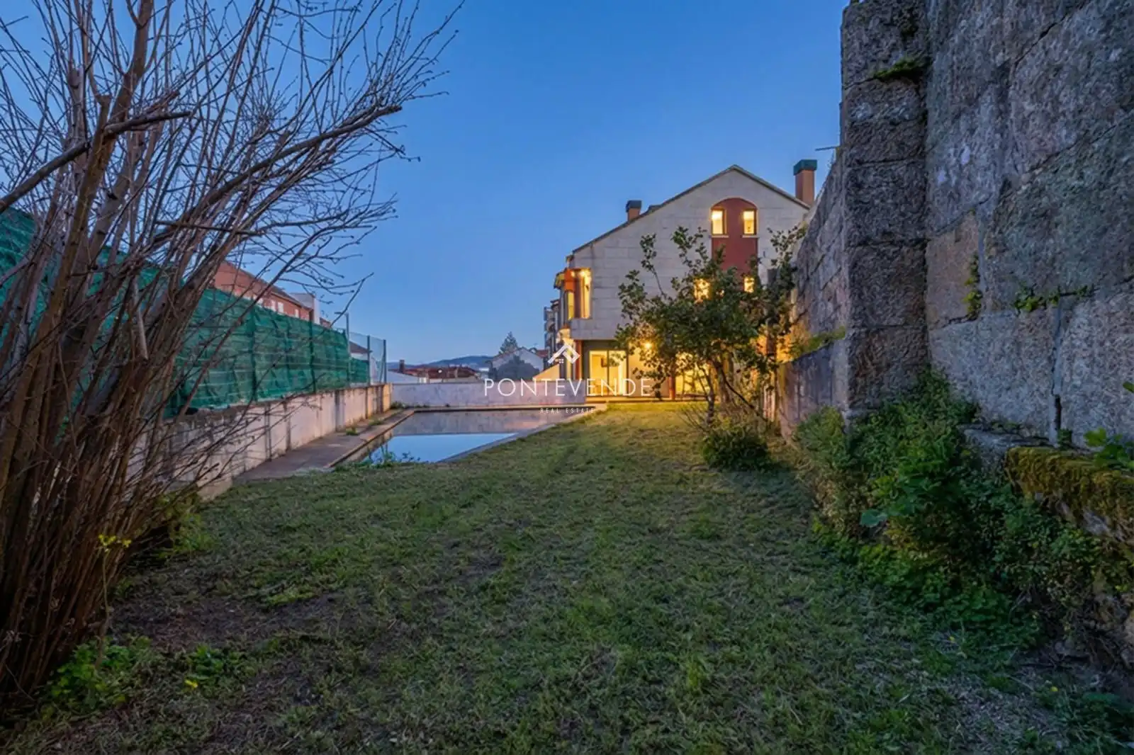Außenansicht von Einfamilien-Reihenhaus zum Verkauf in Vigo  mit Heizung, Terrasse und Abstellraum