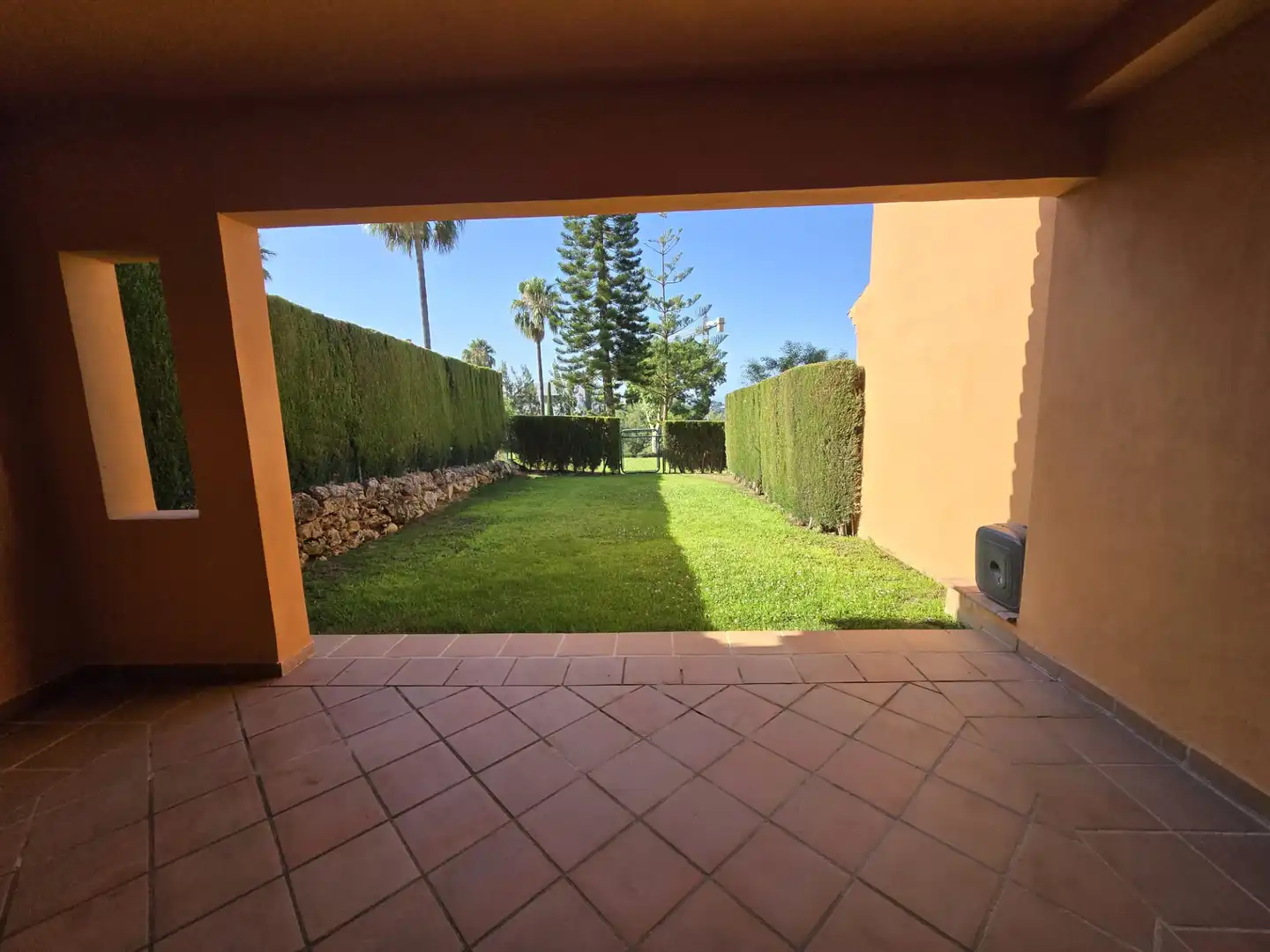 Jardín de Casa adosada en venta en Benahavís con Aire acondicionado, Jardín privado y Terraza