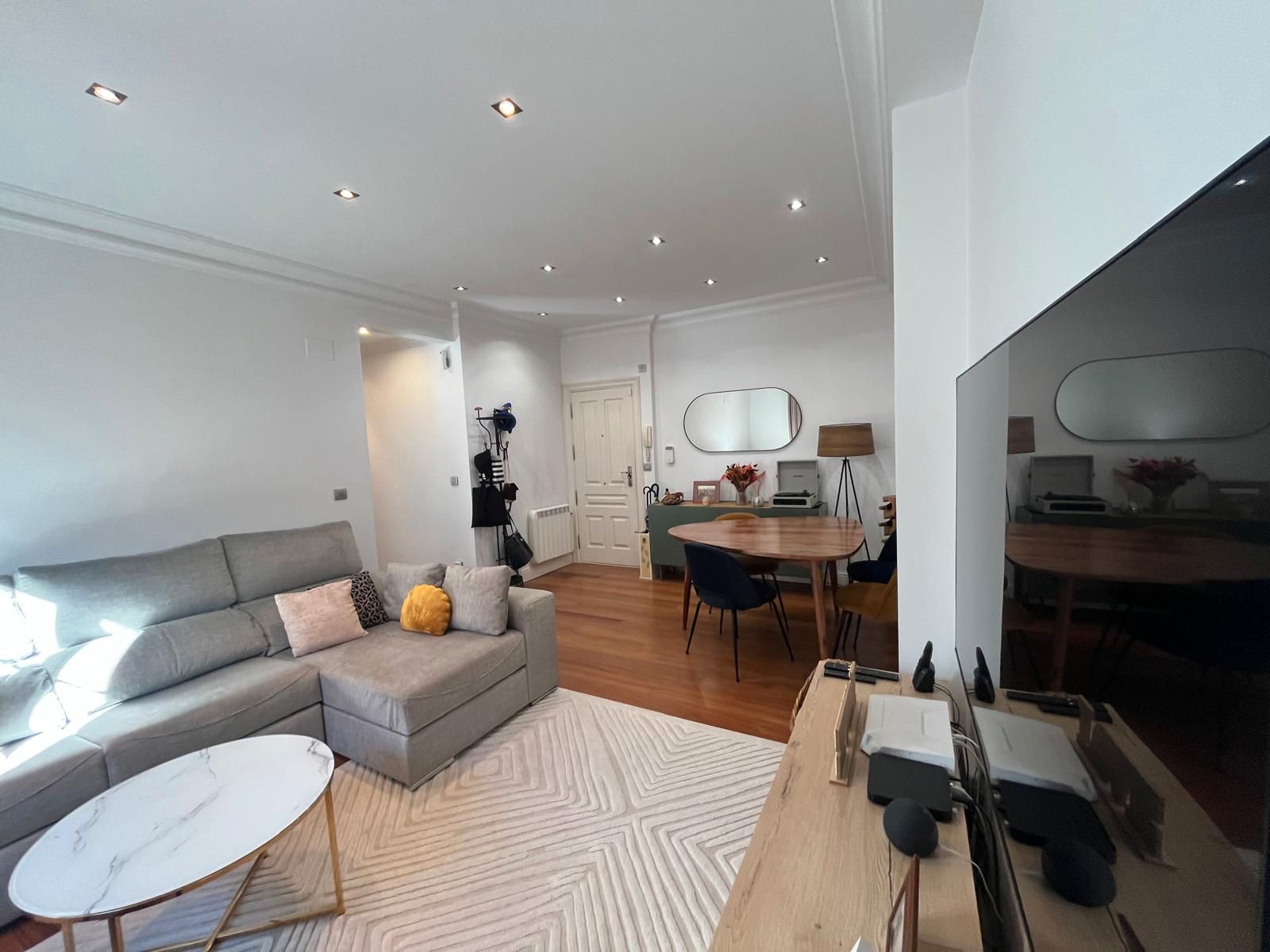 Living room of Flat for sale in Bilbao   with Heating, Furnished and Oven