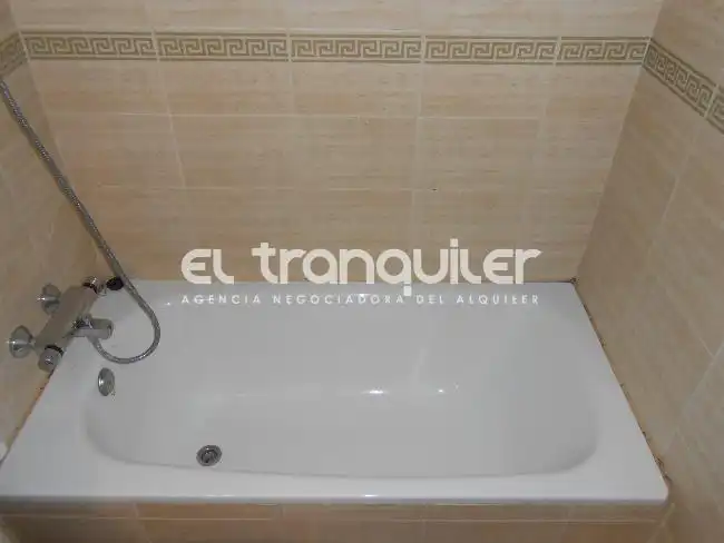 Bathroom of Flat for rent in Madrid  with Air Conditioner, Parquet flooring and Swimming Pool