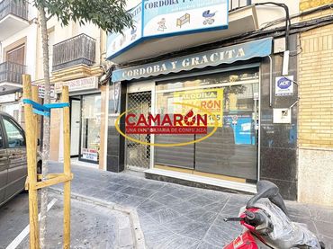 Locale commerciale in affitto a Coria del Río