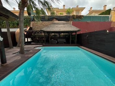 Casa aparellada amb balcó en venda a Capellanía - Retamar