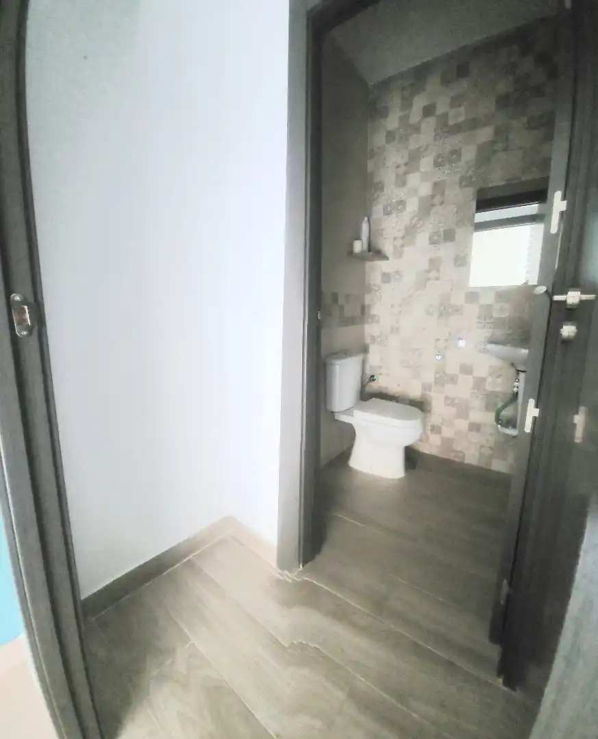 Baño de Local de alquiler en Granada con Aire acondicionado y Calefacción