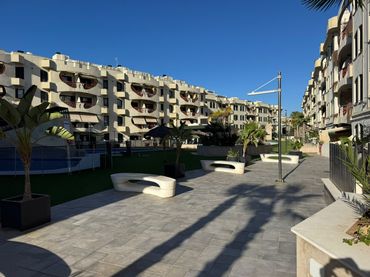 Piso con piscina en venta en Avenida Marina Española 10
