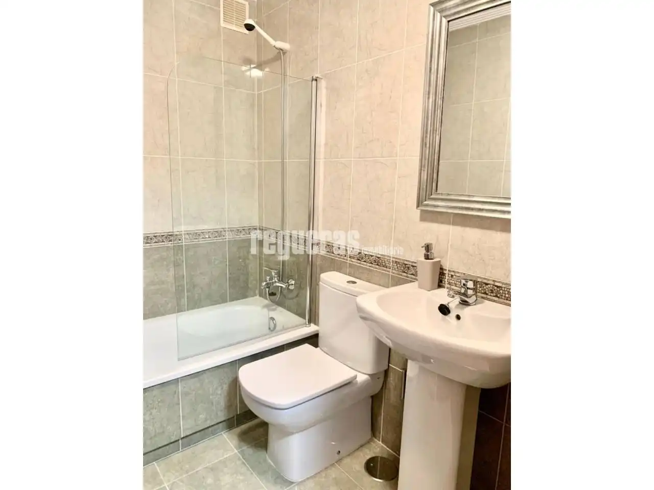 Bathroom of Flat for rent in Avilés  with Heating and Parquet flooring