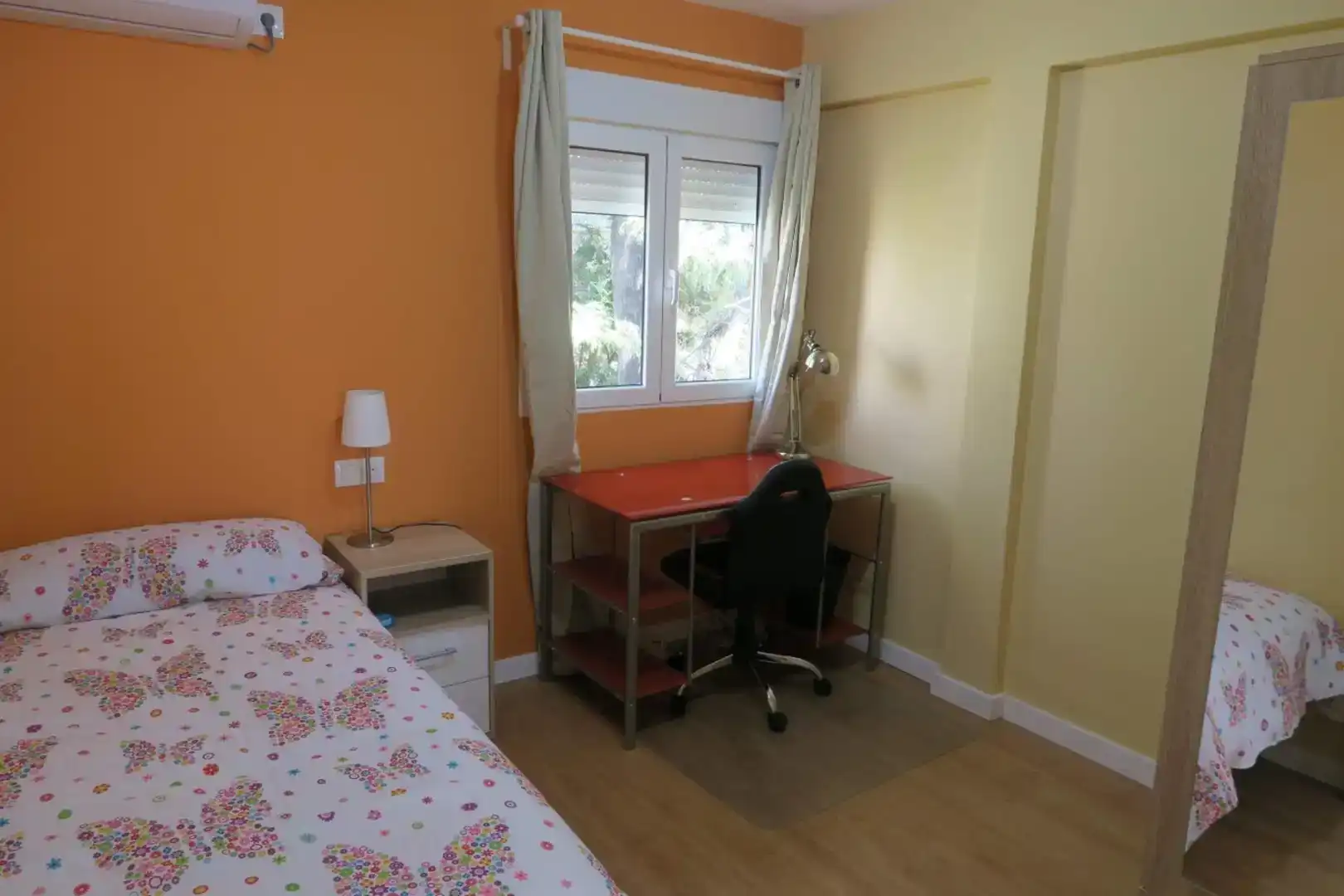 Dormitori de Apartament per a compartir en Sevilla amb Aire condicionat, Parquet i Moblat