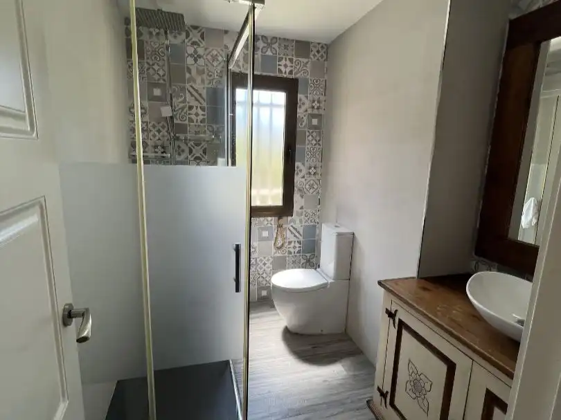 Badezimmer von Wohnung zur Miete in Montequinto mit Klimaanlage, Heizung und Schwimmbad