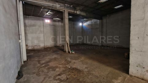 Amplio local diáfano de 150 m situado en una excelente zona. Dispone de puerta de cochera que facilita el acceso de vehículos. Ide, imatge 2