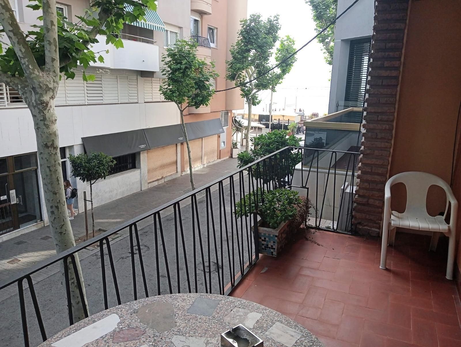 Vista exterior de Pis en venda en Badalona amb Calefacció i Balcó
