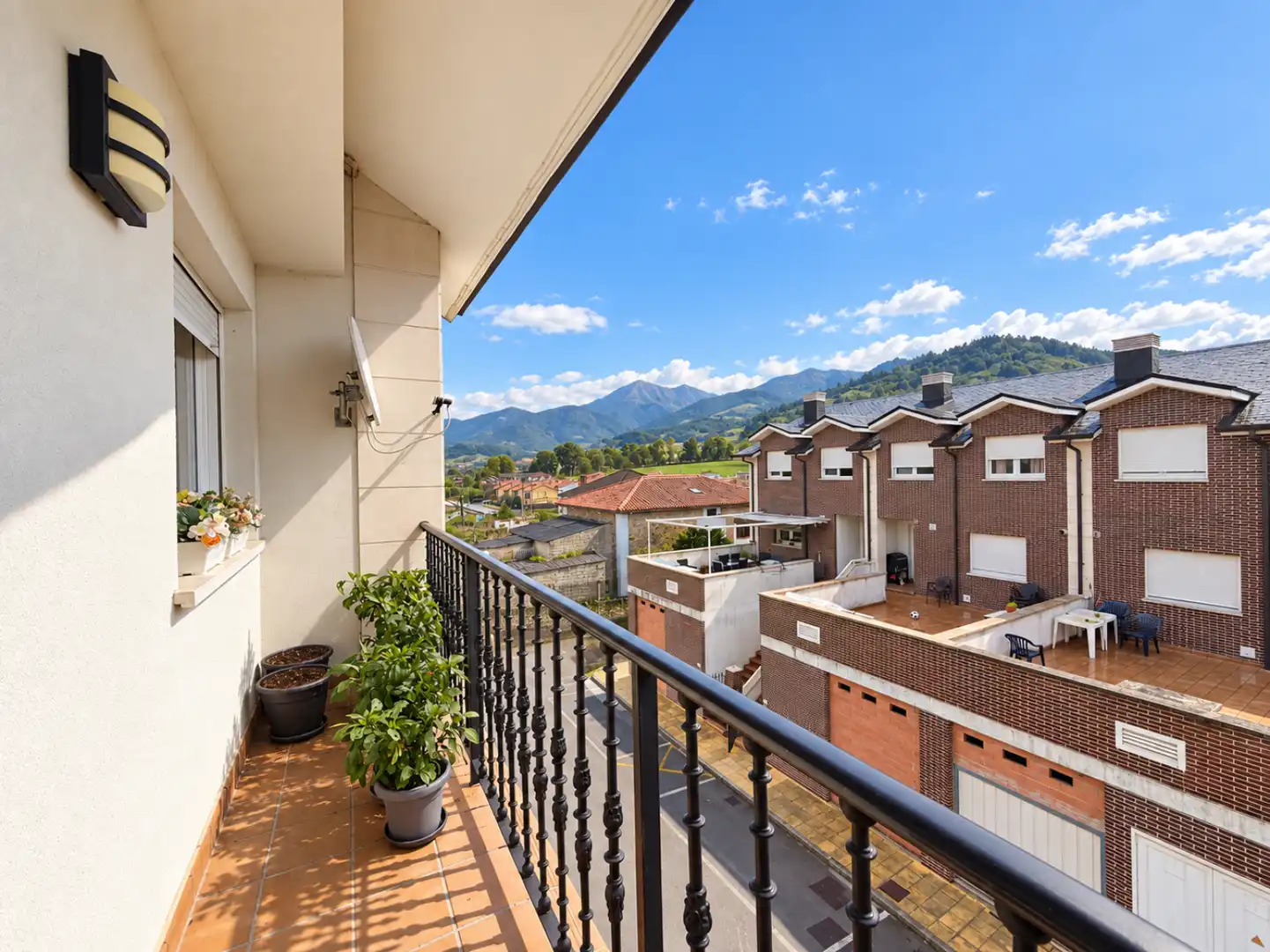 Terrassa de Pis en venda en Oviedo  amb Calefacció, Parquet i Balcó