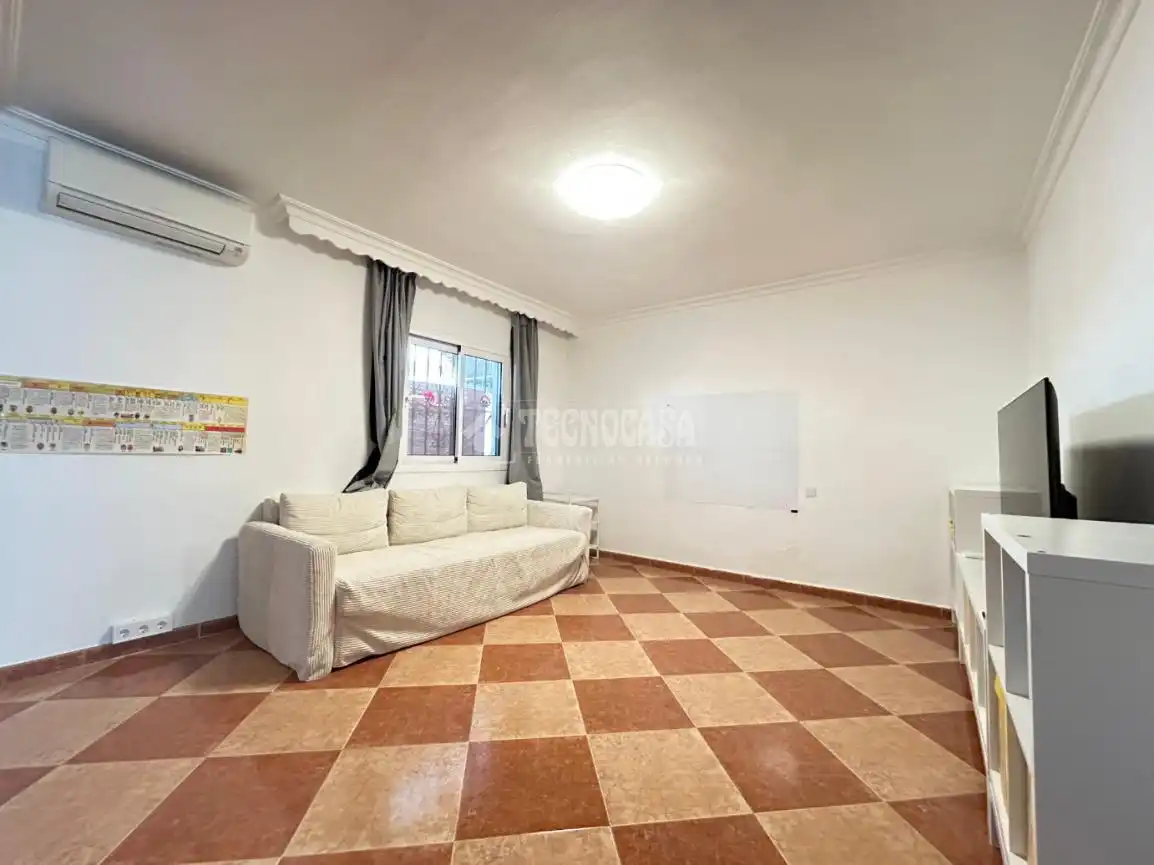 Wohnzimmer von Einfamilien-Reihenhaus zum Verkauf in Fuengirola mit Klimaanlage, Terrasse und Abstellraum