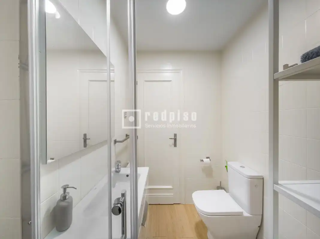 Baño de Apartamento de alquiler en Madrid con Calefacción, Parquet y Terraza