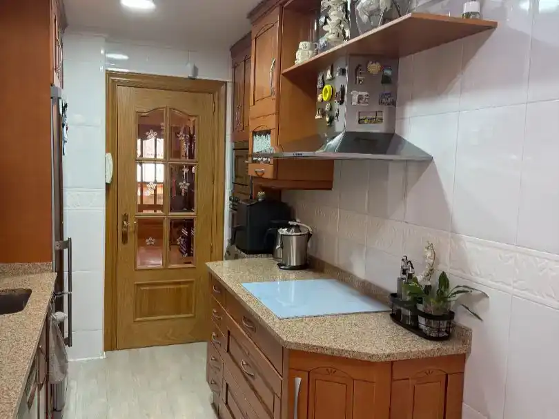 Cuina de Casa adosada en venda en Miranda de Ebro amb Jardí privat, Parquet i Traster