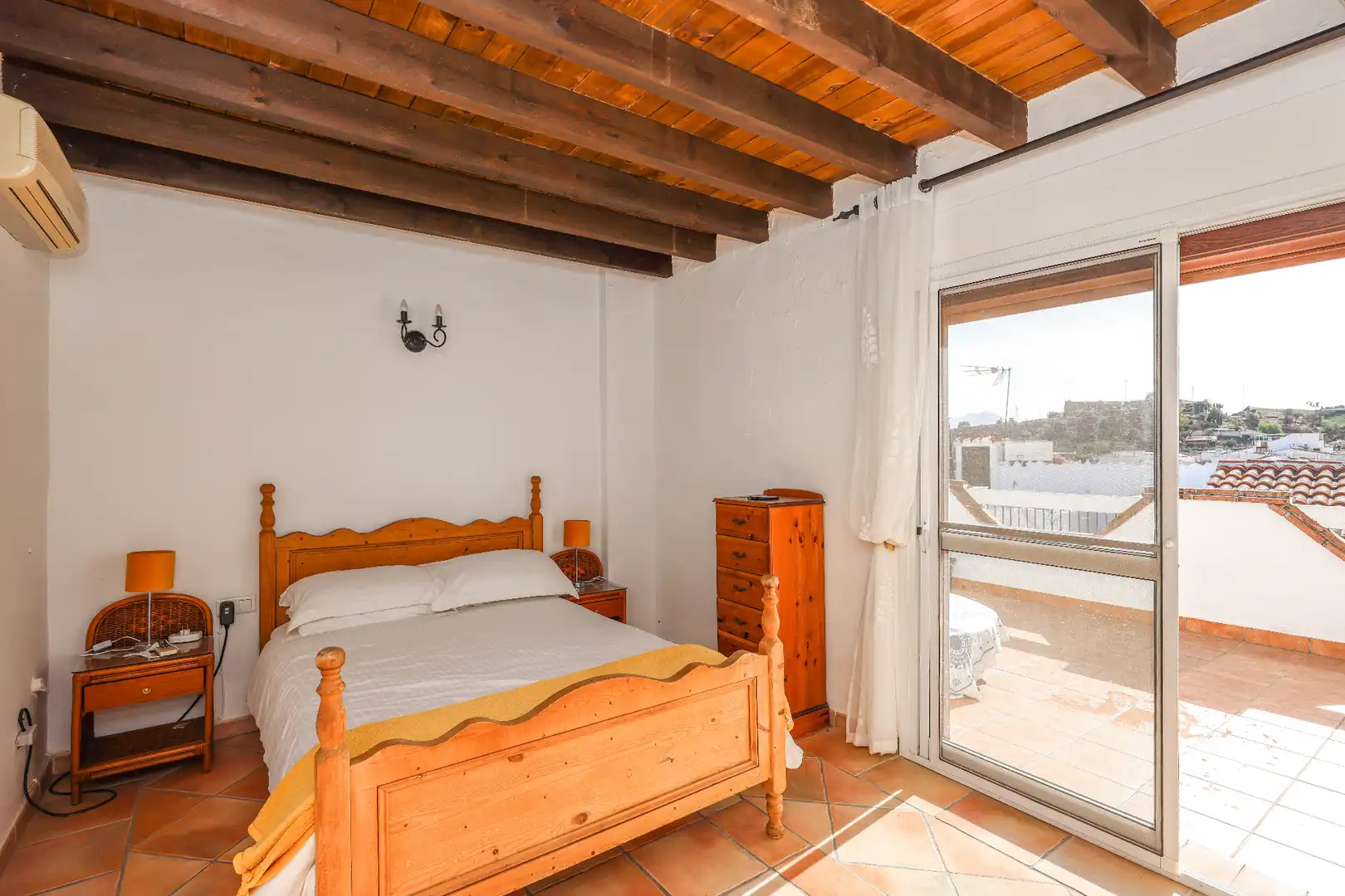 Habitación de Casa adosada en venta en Guaro con Aire acondicionado