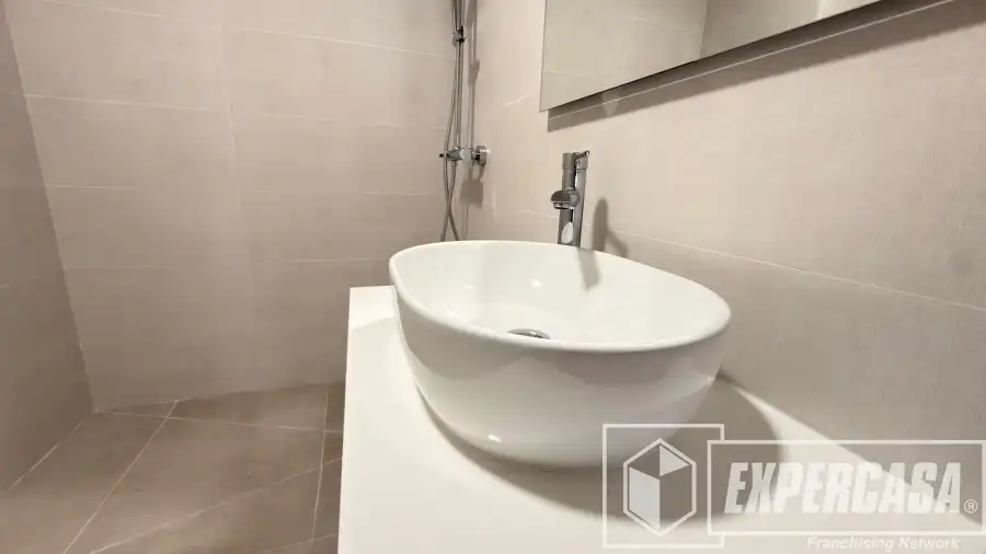 Badezimmer von Geschaftsraum zum Verkauf in Valencia mit Klimaanlage